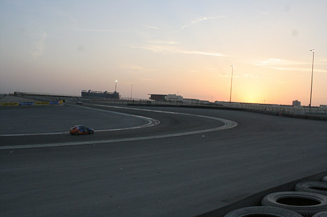 Kennie havde fornøjelsen af at køre ’konge-stintet’ mellem nat og dag. ”Fantastisk at køre race og samtidig se solen stå op over Dubai”.